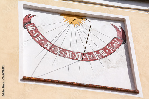 Sonnenuhr an der Fassade einer Kirche photo