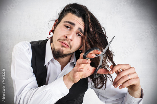 Ragazzo triste per dover tagliare i suoi lunghi capelli