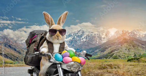 Lapin avec des lunettes de soleil sur une moto avec des œufs de Pâques décorés.