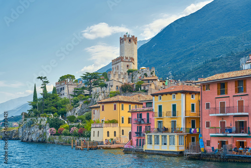 Ansicht des beliebten Ortes Malcesine am Gardasee in Italien vom Wasser aus 
