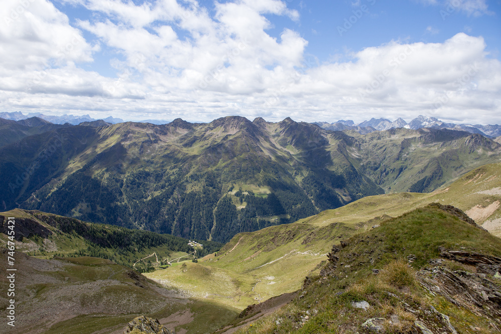 Fototapeta premium Osttirol vom Roten Kinkele aus, unten Kamelisenalm