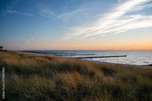 Sonnenuntergang   ber der Ostsee bei Ahrenshoop     Fischland-Dar  -Zingst  Ostsee  Mecklenburg-Vorpommern  Deutschland