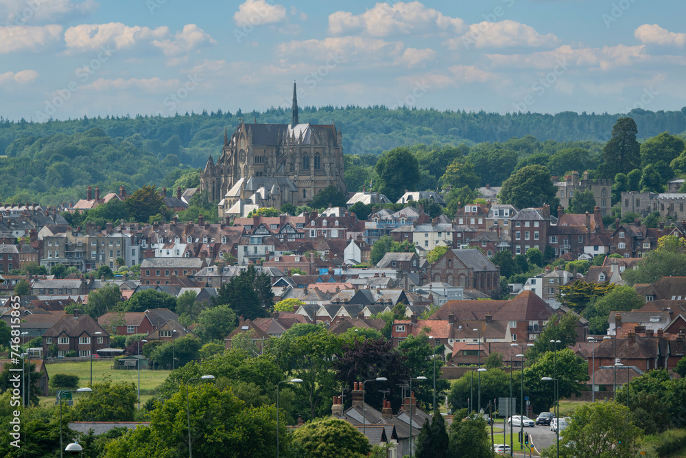 Obraz premium Beautiful panorama of medieval city with Arundel Cathedral on top of a hill