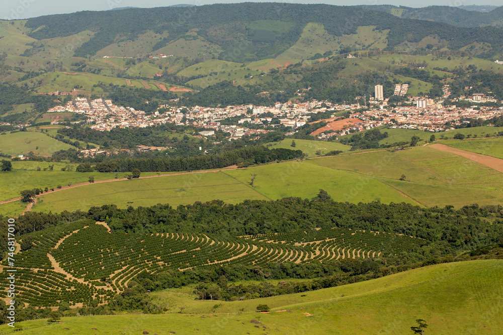 Serras, cidade, lavoura e vegetação no interior de São Paulo. 