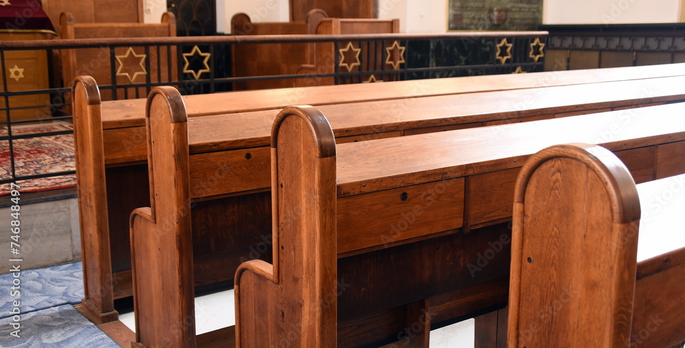 Holzbänke im Gebetsraum der Großen Synagoge Holzbänke im Gebetsraum der Großen Synagoge