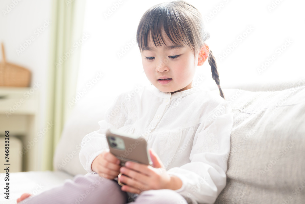 Girls who play with smartphones, watch videos, and use cell phones. Girls who play with smartphones, watch videos, and use cell phones.