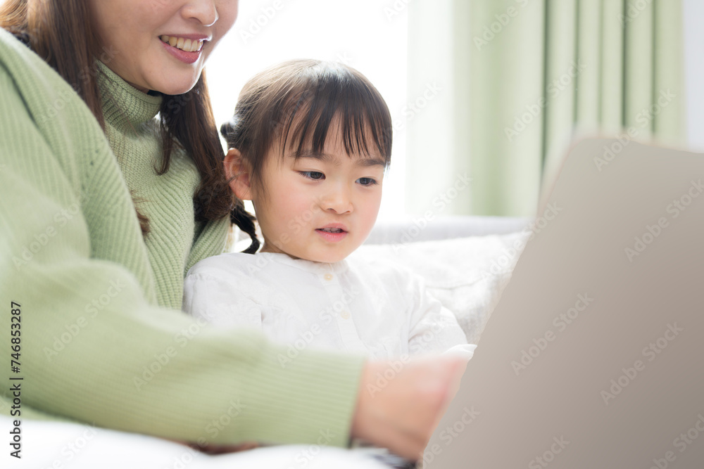 Parents and children enjoying looking at computers with their children Finding something or enjoying online learning, etc. Close-up Parents and children enjoying looking at computers with their children Finding something or enjoying online learning, etc. Close-up