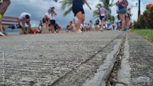 Corredores superando sus límites en el maratón de Iron Man en un perfecto día de verano en Panamá photo