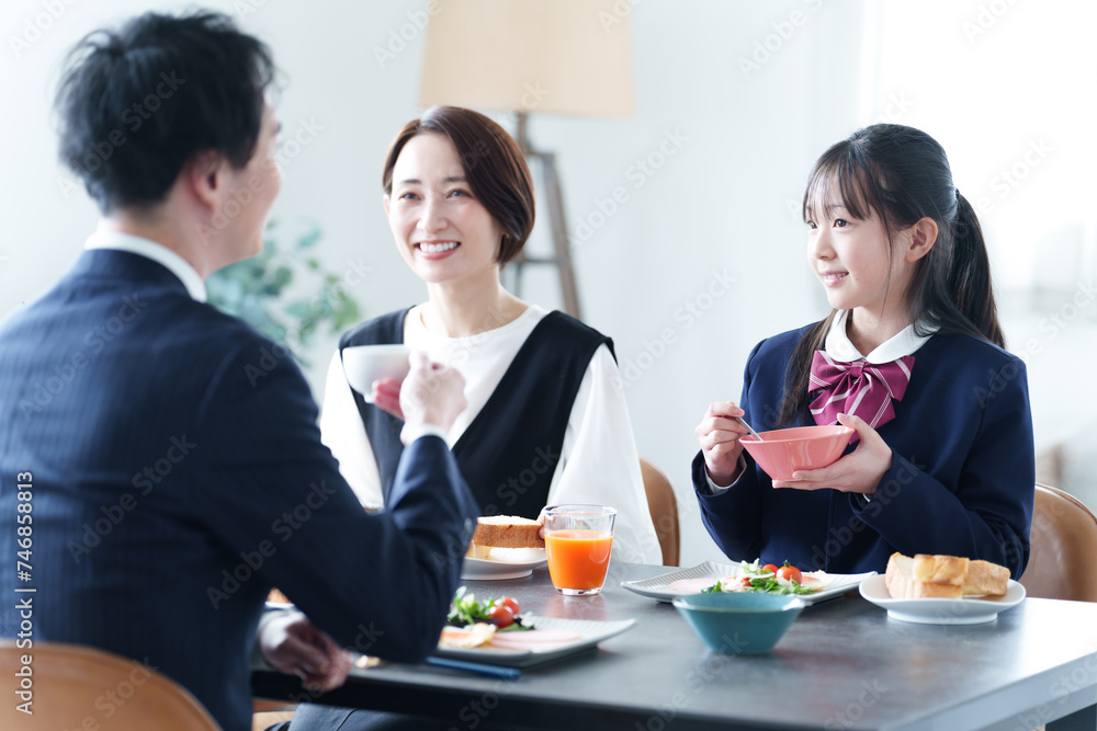 食卓で朝食を食べる家族