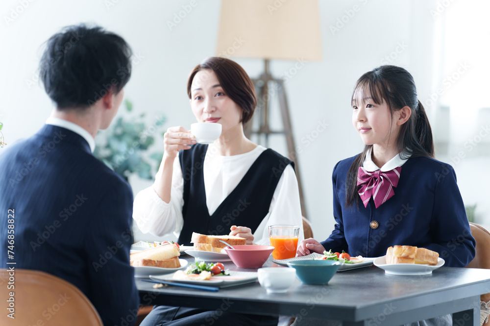 食卓で朝食を食べる家族