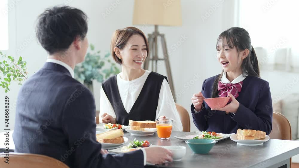 食卓で朝食を食べる家族