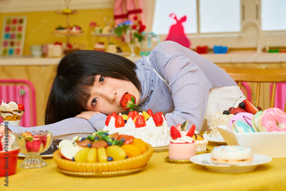 いちごを食べる若い女性