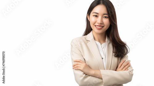 Retrato de uma bela jovem empresária asiática em pé sobre fundo branco.