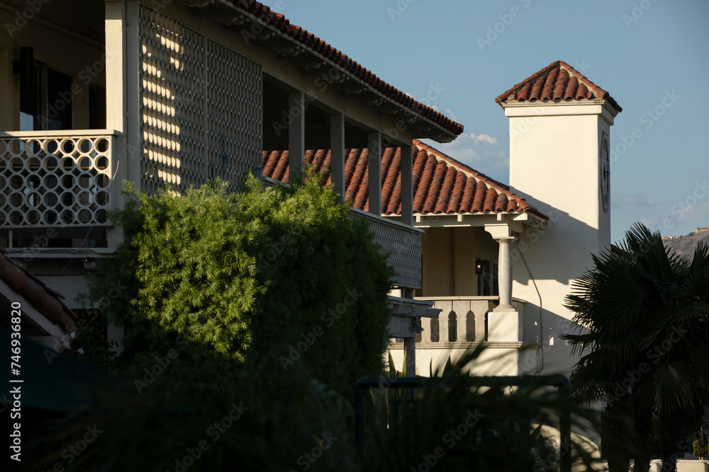 Obraz premium Afternoon view of tree framed mission revival style architecture of historic downtown Rancho Santa Fe, California, USA.