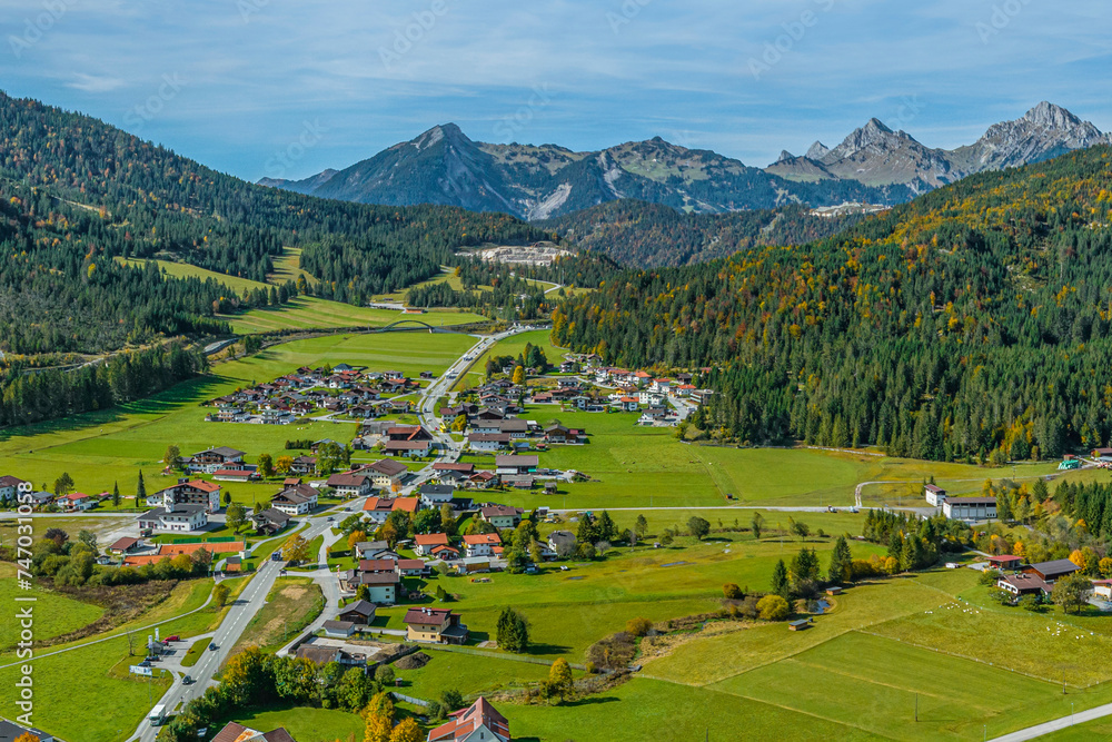 Die Tiroler Gemeinde Heiterwang im Tal Zwischentoren von oben