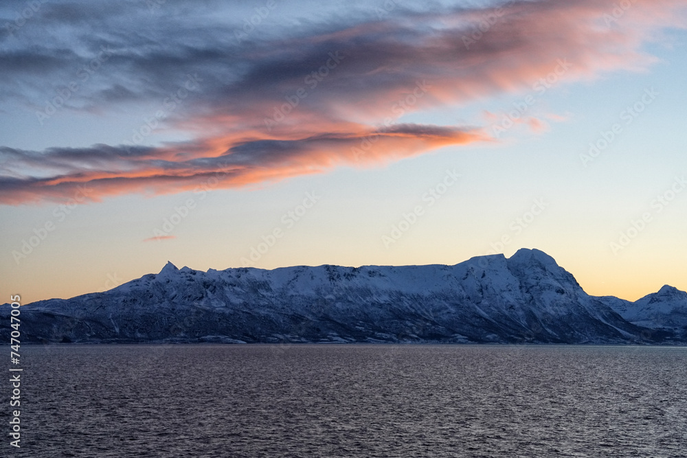 Winterlandschaft an der Ostküste Norwegens am Morgen mit schneebedeckter küste und besonnten wolken Winterlandschaft an der Ostküste Norwegens am Morgen mit schneebedeckter küste und besonnten wolken