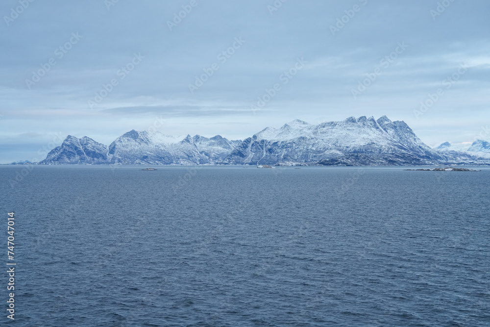 Winterlandschaft an der Ostküste Norwegens am Morgen mit schneebedeckter küste