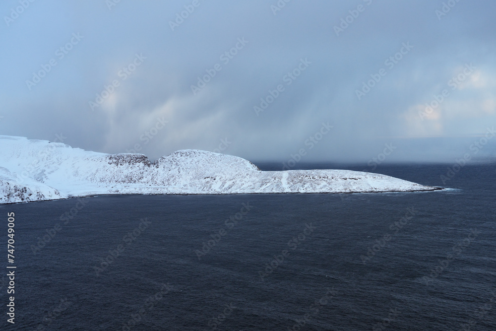 Landschaft an der norwegischen Küste im Winter, Meer und Fjorde mit Schnee bedeckt