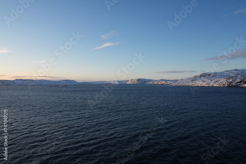 Landschaft an der norwegischen Küste im Winter, Meer und Fjorde mit Schnee bedeckt photo