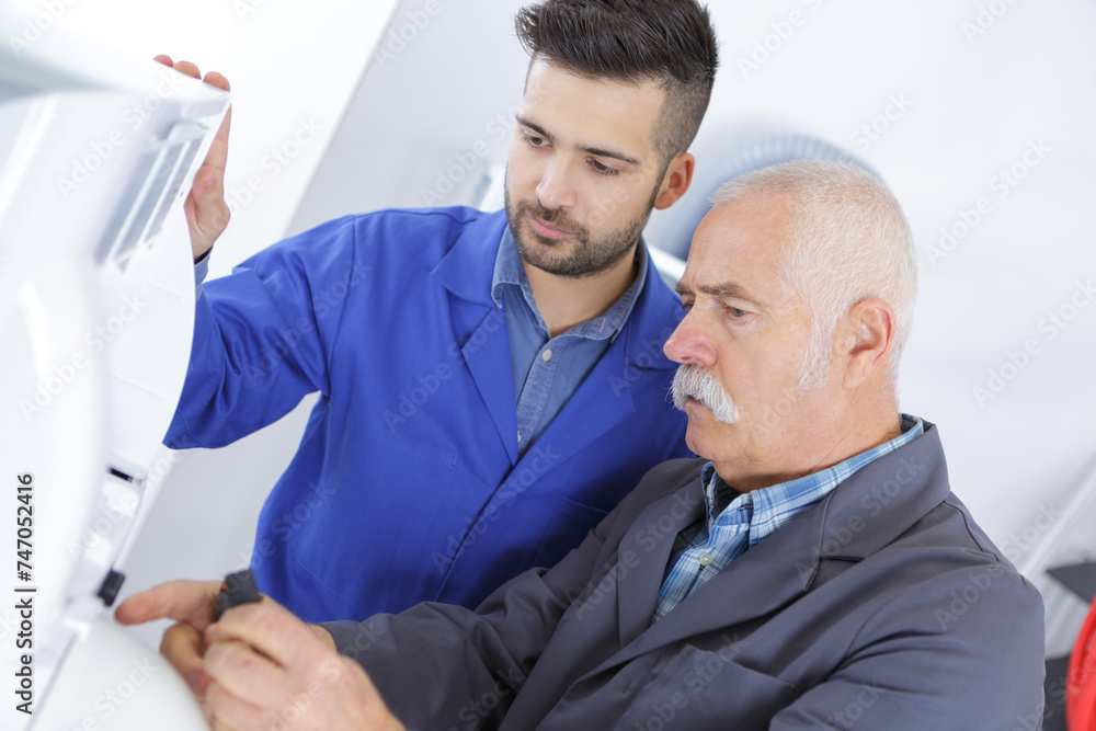 Obraz premium workers fixing the machine