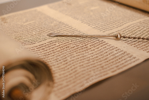 Fotografía Jewish rabbi read the Torah scroll with his Torah reading hand.