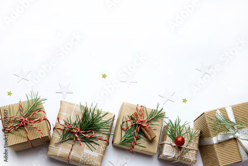 Sfondo bianco di Natale con regali e ornamenti. Natale e festività. Copia spazio. Vista dall'alto. photo