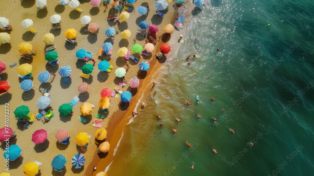 Φωτογραφία Top-down shot of vibrant beach scene with umbrellas and swimmers, capturing the essence of summer leisure