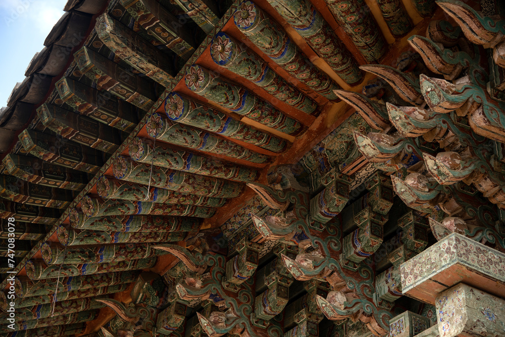 The old wooden eaves in the Buddhist temple