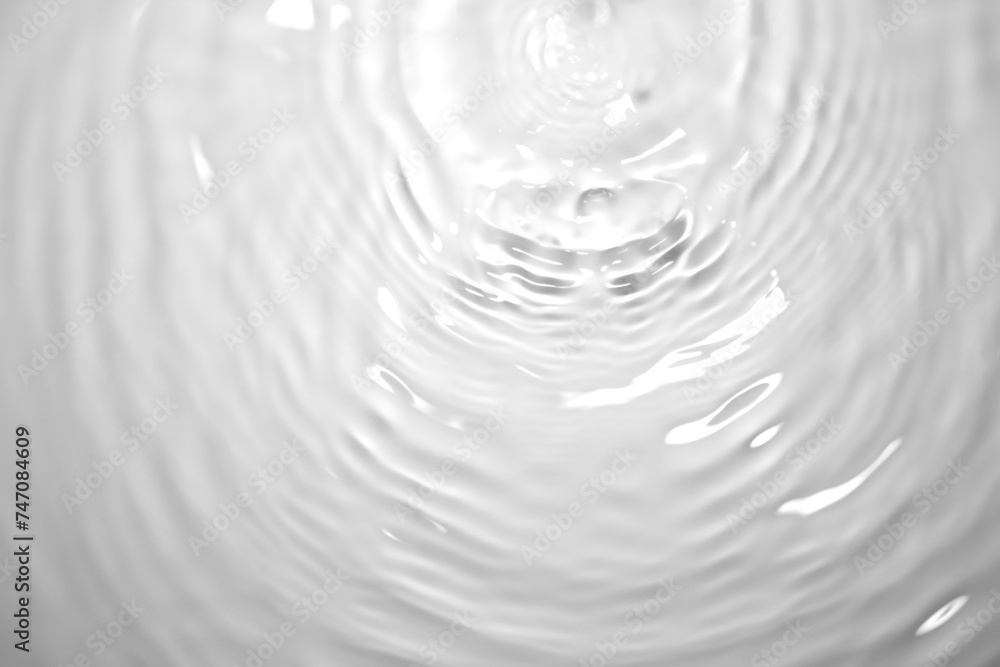 The water surface is clear and has circular waves. The water surface is clear and has circular waves.