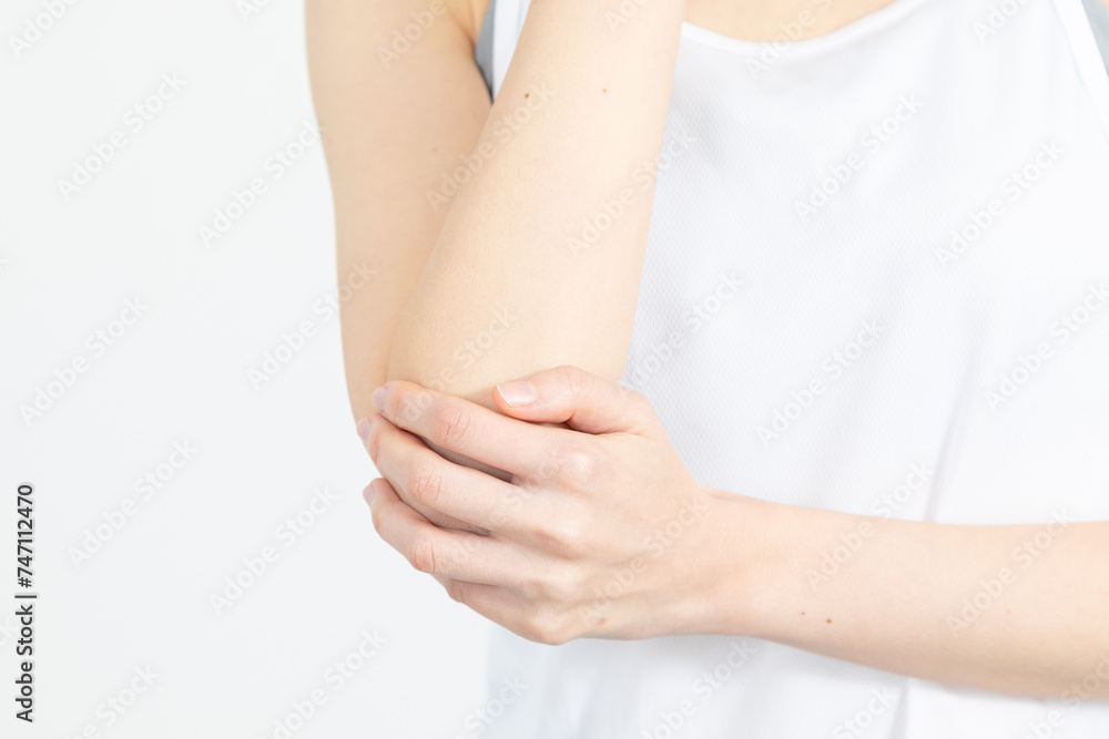 肘の痛みを感じる女性01 肘の痛みを感じる女性01