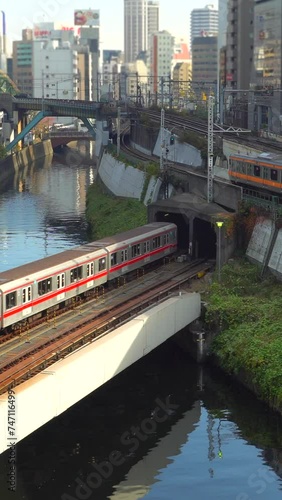 聖橋から眺めるお茶の水駅と電車の交差