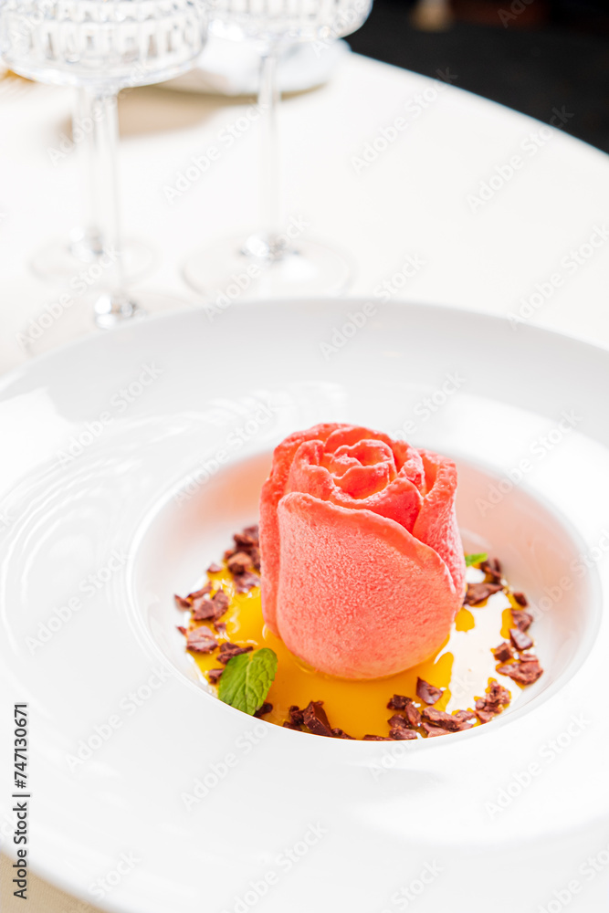 tartlet rose  with sauce on plate