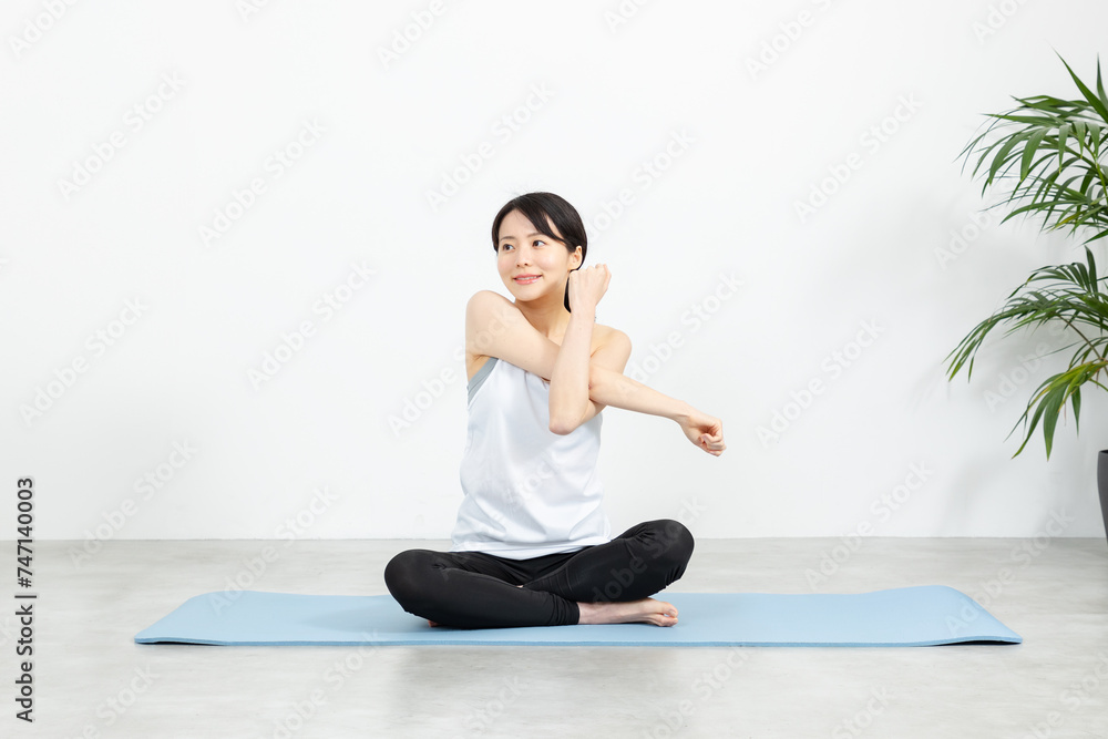 Fototapeta premium ストレッチをするアジア人女性02