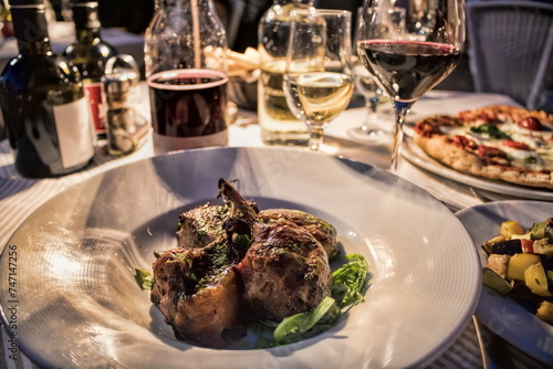 Obraz na płótnie mantua, italien - italienisches abendessen mit pizza, kaninchenkeulen und wein w salonie