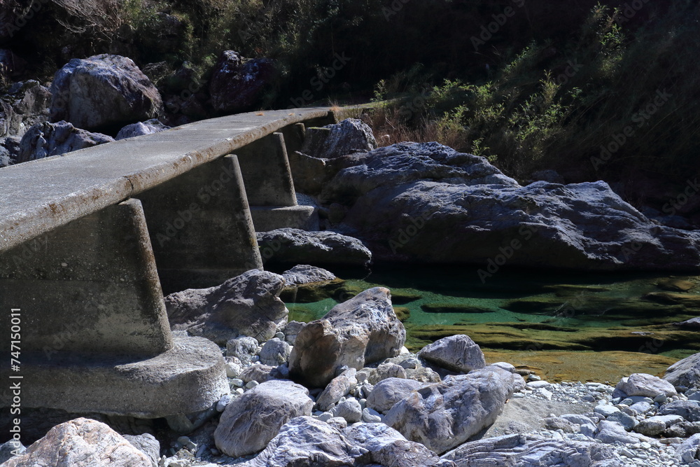 Obraz premium 長屋の沈下橋の景観 冬 （高知県 仁淀川町）