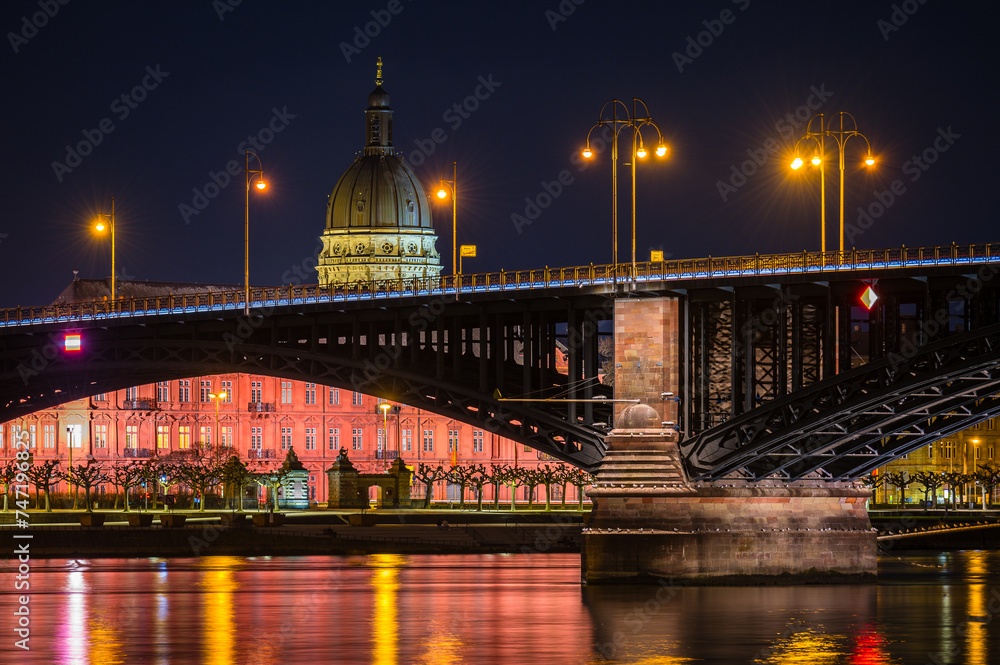 Obraz premium Theoder-Heuss-Brücke und Christuskirche in Mainz