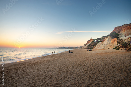 Les falaises rouges et blanche de la plage de falaisia en Algarve au Portugal,