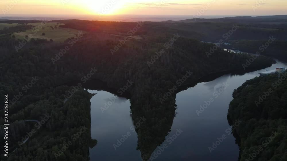 Drohnenflug über die Rappbodetalsperre, Deutschland, Harz am frühen Morgen Drohnenflug über die Rappbodetalsperre, Deutschland, Harz am frühen Morgen