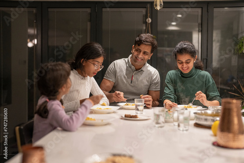 Quadro su tela Family dining at home in evening