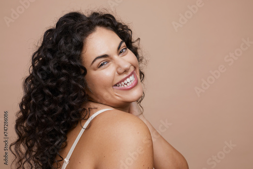 Obraz na plátně Studio portrait of young woman with curly hair