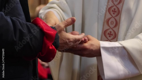 Las manos que piden a Dios un Milagro y otras que ruegan por el bien de las almas. 