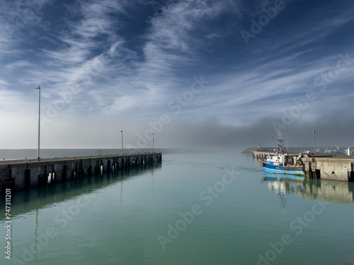 entrée de port dans la brume avec un seul bateau de pêche © Jean-Michel LECLERCQ