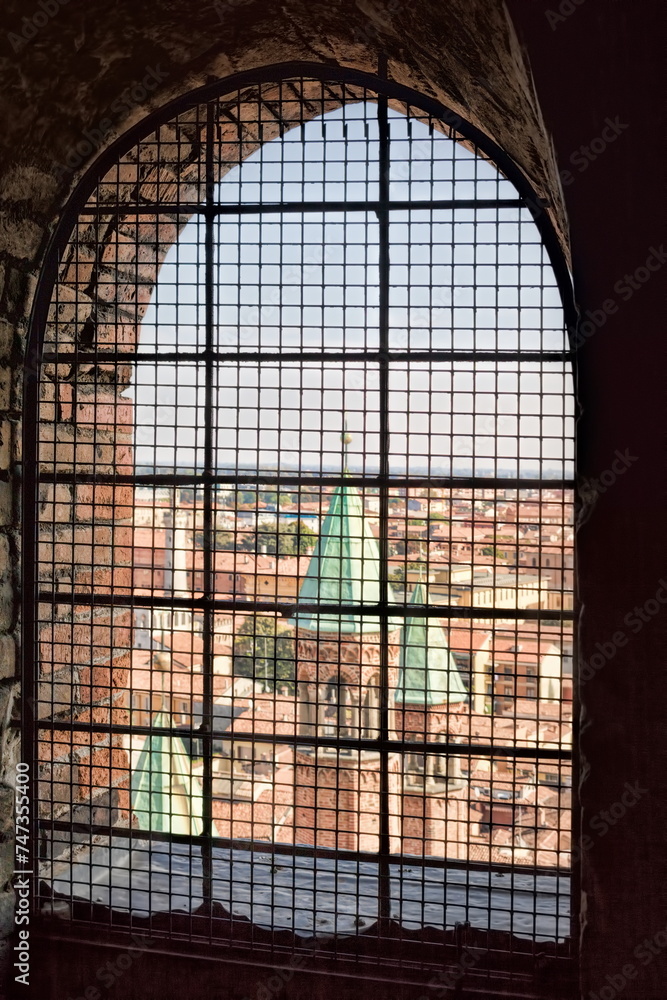 cremona, italien - vergittertes fenster mit blick auf türme vom dom