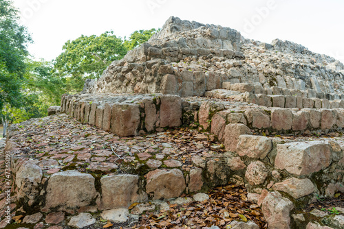 Estructura en zona arqueológica maya de Edzná, en Campeche, México.