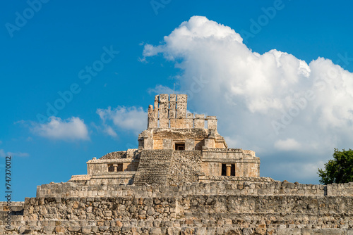 Parte superior del "Palacio de los cinco pisos" en la ciudad maya de Edzná, Campeche, México.	