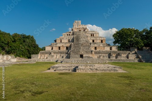 "Palacio de los cinco pisos" en la ciudad maya de Edzná, Campeche, México.	