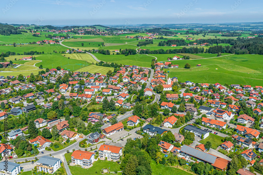 Die Ortschaft Ermengerst bei Wiggensbach im Oberallgäu im Luftbild