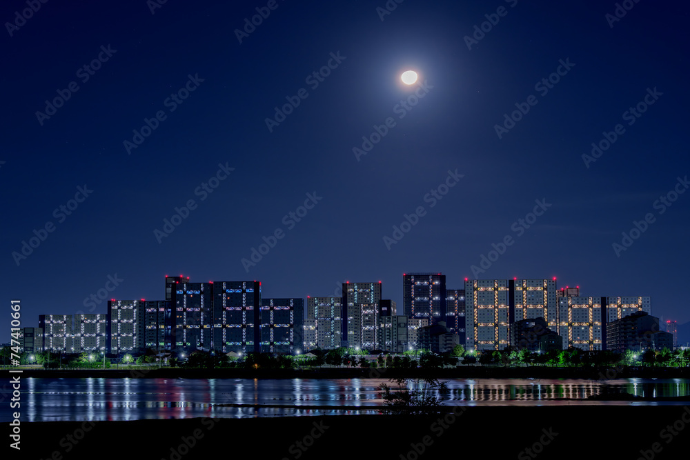 月明かりに照らされたビル群の夜景　広告・バナー・デザイン