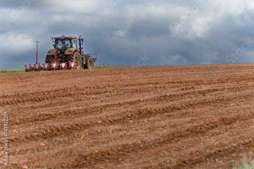 TRACTOR LABRANDO UN HUERTO