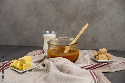 pot de caramel au beurre salé fais mais en cuisine 